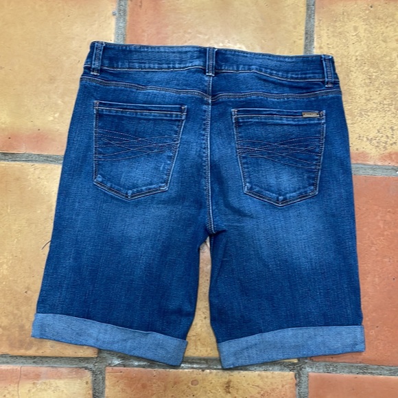 White House / Black Market Walking Short - Picture 3 of 8